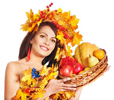 Kız holding sepet meyve ve.