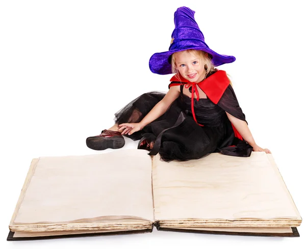 Bruxa menina segurando livro . — Fotografia de Stock