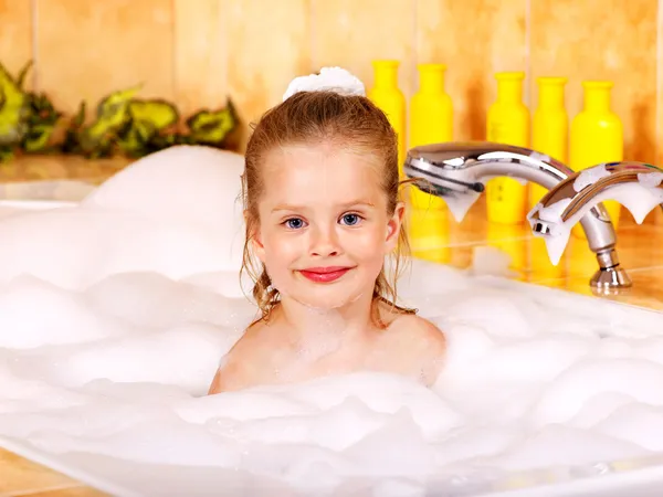 Dítě v bublinkové lázni . — Stock fotografie