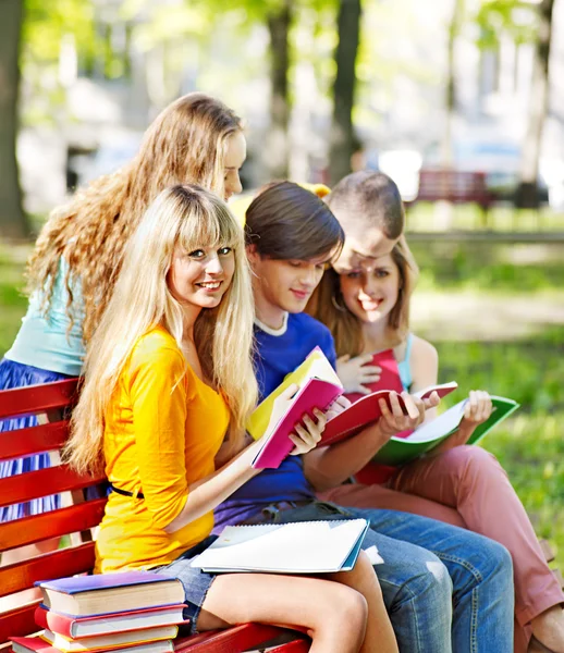 Estudiante de grupo con cuaderno al aire libre . — Foto de Stock