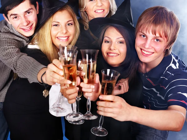 Grupo de jovens na boate . — Fotografia de Stock