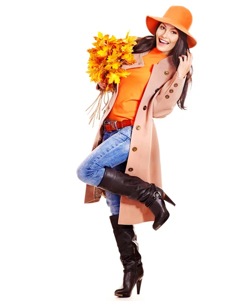 Kobieta trzymając pomarańczowymi liśćmi. — Zdjęcie stockowe