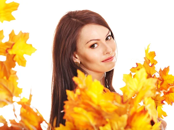 Frau mit orangefarbenen Blättern. — Stockfoto