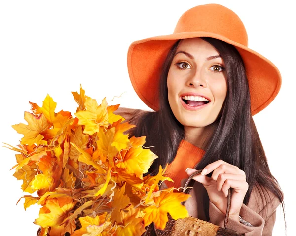Vrouw met oranje bladeren. — Stockfoto