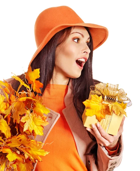 Mulher segurando bolsa laranja . — Fotografia de Stock