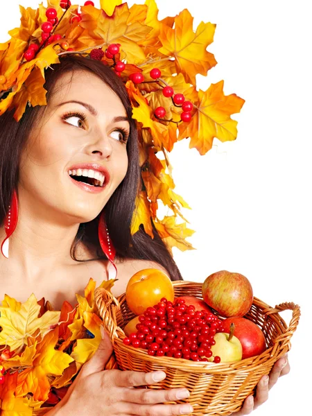 Meisje bedrijf mand met fruit. — Stockfoto