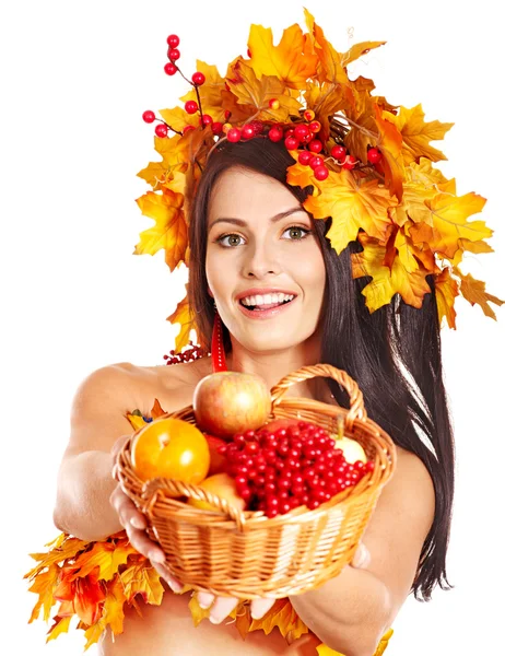 Meisje bedrijf mand met fruit. — Stockfoto