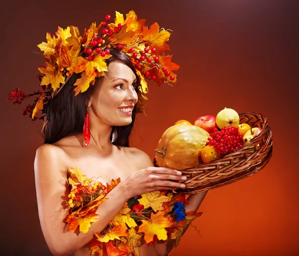 Meisje bedrijf mand met fruit. — Stockfoto