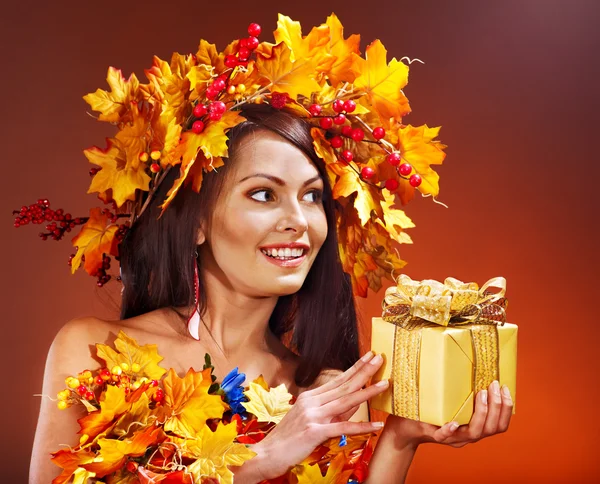 Menina com uma grinalda de folhas de outono na cabeça . — Fotografia de Stock