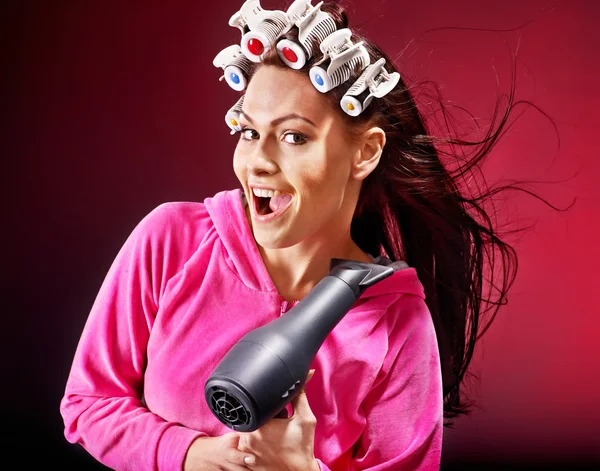 Žena nosí na hlavě natáčky na vlasy. — Stock fotografie