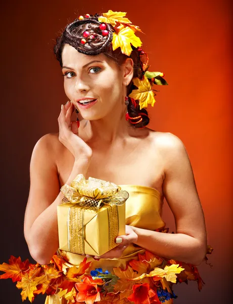 Menina com penteado de outono e maquiagem . — Fotografia de Stock