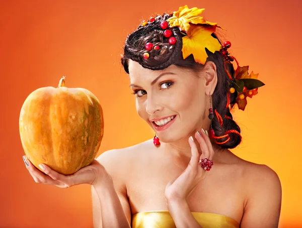 Vrouw met herfst vruchten. — Stockfoto