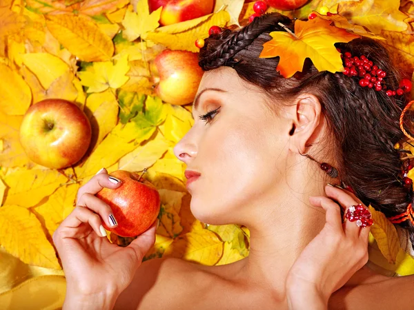 Vrouw met herfst vruchten. — Stockfoto