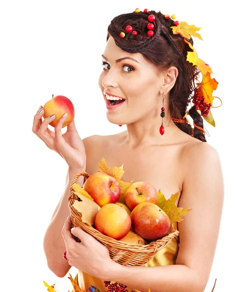 Menina segurando cesta com frutas . — Fotografia de Stock