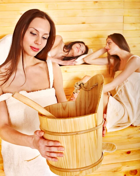 Mulher relaxante na sauna . — Fotografia de Stock