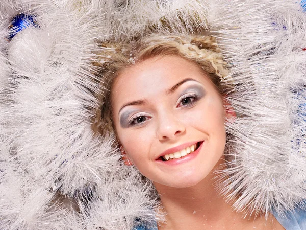 Mujer joven en la nieve . — Foto de Stock