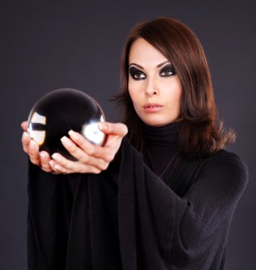 kadın holding scrying topu .