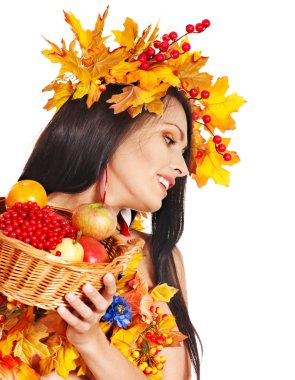 Kız holding sepet meyve ve.