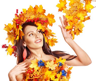 sonbaharın çelenk ile kız kafasına bırakır.