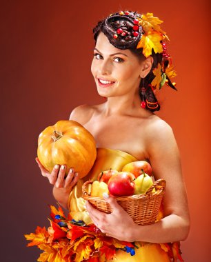 sonbahar sepeti tutan kadın.