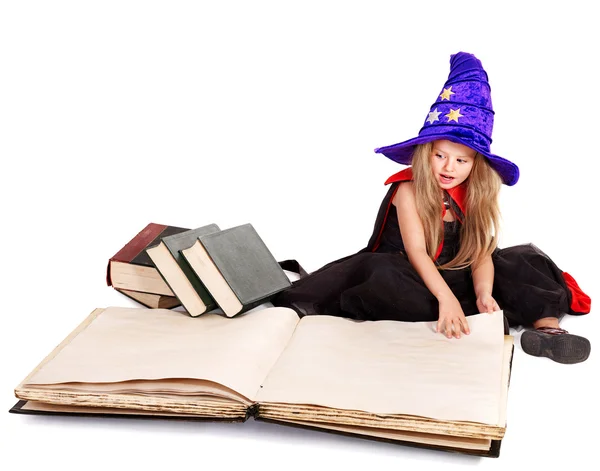 Čarodějnice holčička drží knihu. — Stock fotografie