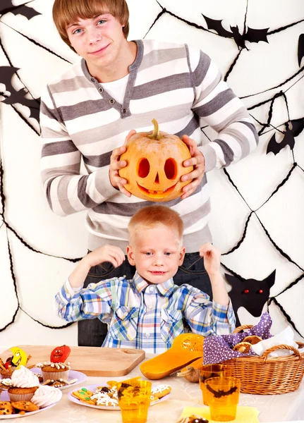 Familia con niño sosteniendo hacer calabaza tallada . — Foto de Stock