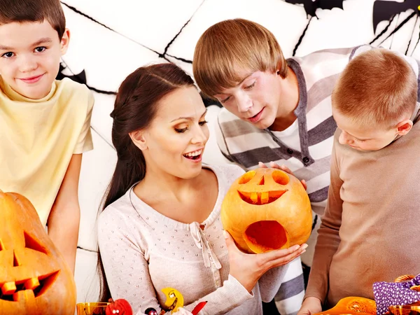 Familjen på halloween-fest med barn. — Stockfoto