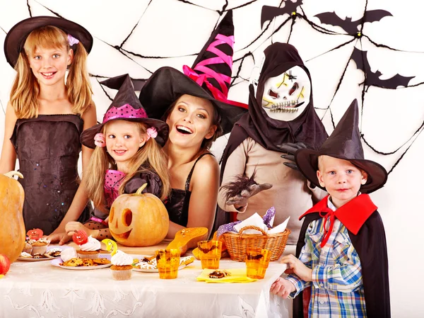 Halloweenfest med barn. — Stockfoto