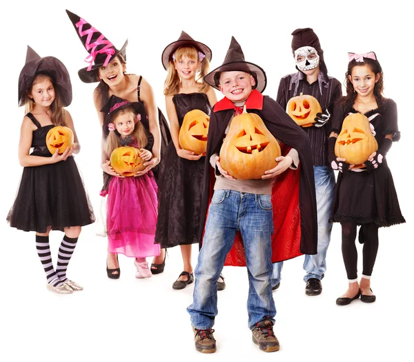 Halloweenfest med gruppen kid hålla snidning pumpa. — Stockfoto