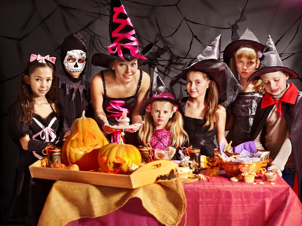 Rodina na Halloweenskou párty s dětmi. — Stock fotografie