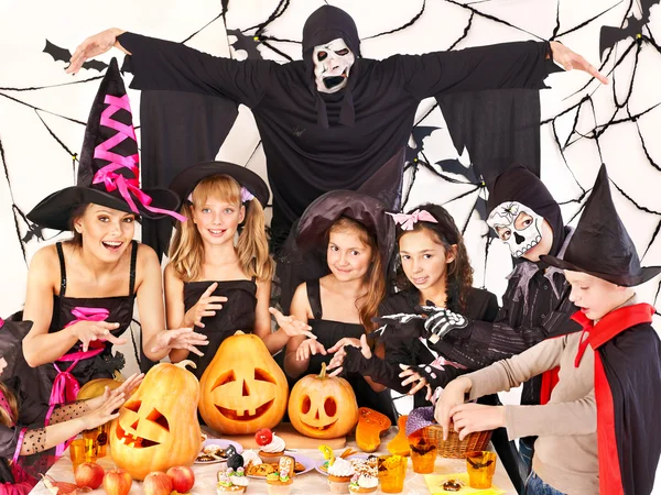 Halloweenfest med barn. — Stockfoto