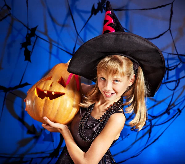 Sorcière enfant à Halloween fête . — Photo