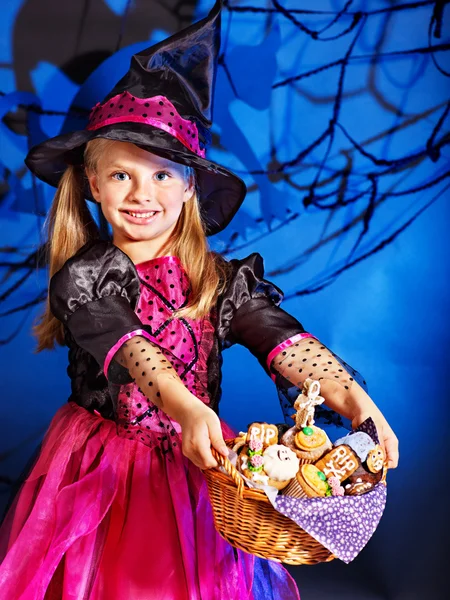 Strega bambini alla festa di Halloween . — Foto Stock