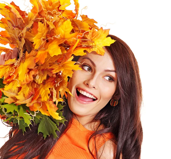 Mujer sosteniendo hojas naranjas . — Foto de Stock