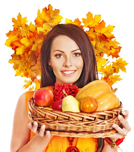 Frau mit Herbstkorb. — Stockfoto