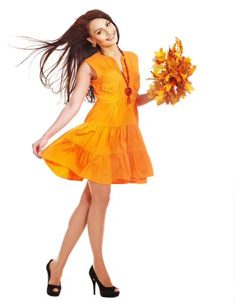 Narancssárga levelek tartó női. — Stock Fotó