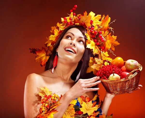 Meisje bedrijf mand met fruit. — Stockfoto