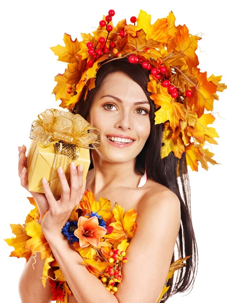 Mädchen mit einem Kranz aus Herbstblättern auf dem Kopf. — Stockfoto