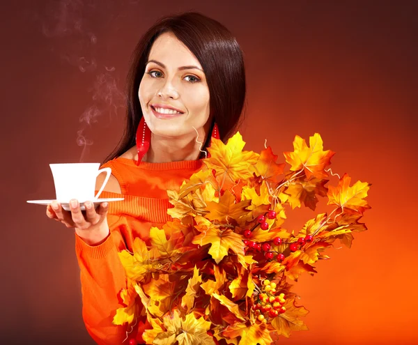 Mulher segurando xícara de café. — Fotografia de Stock