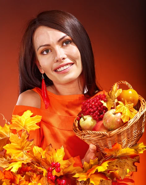 Mujer sosteniendo cesta de otoño . — Foto de Stock
