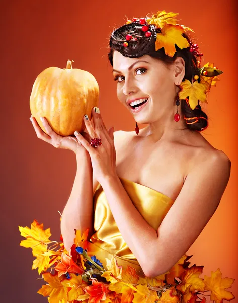 Mulher segurando frutas do outono . — Fotografia de Stock