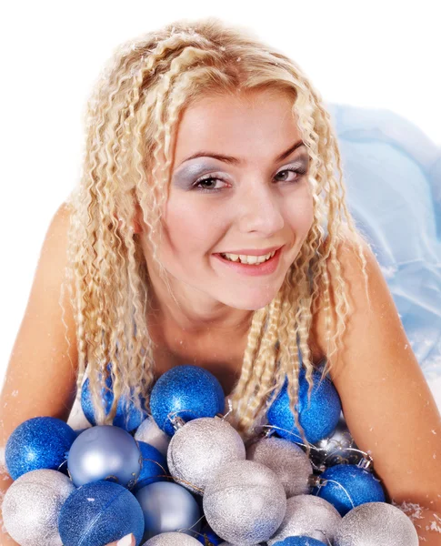 Mujer joven en bolas de Navidad . — Foto de Stock