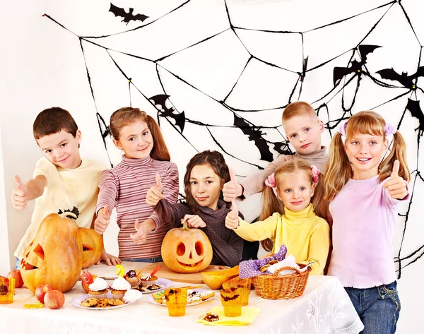 Cadılar Bayramı partisi ile çocuk oyun ya da şeker holding.