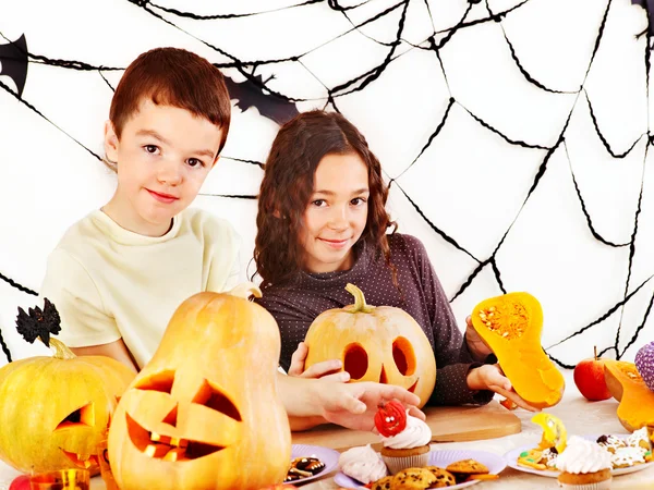 Fête d'Halloween avec des enfants tenant tour ou traiter . — Photo