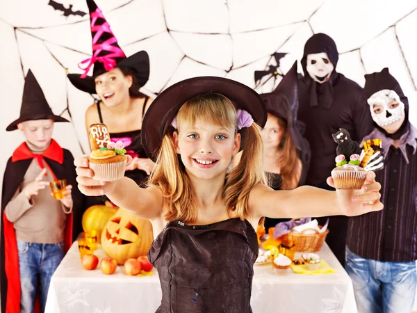 Festa de Halloween com crianças segurando truque ou tratar . — Fotografia de Stock