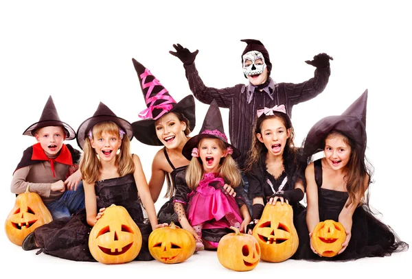 Halloween-Party mit Kind, das Kürbis schnitzt. — Stockfoto