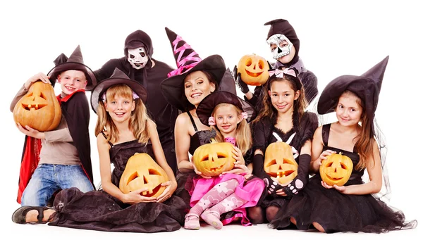 Halloweenfest med gruppen kid hålla snidning pumpa. — Stockfoto