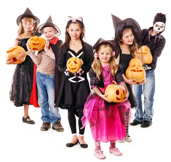 Festa di Halloween con bambino di gruppo che tiene la zucca intagliata . — Foto Stock