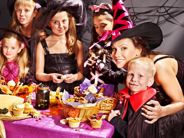 Familjen på halloween-fest med barn. — Stockfoto