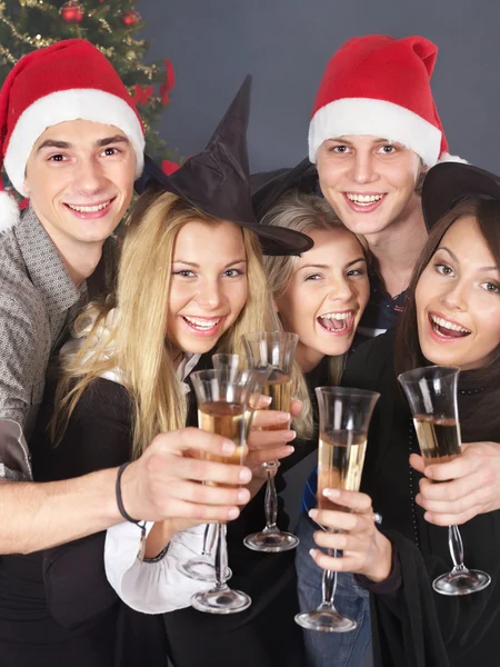 Grupp unga dricka champagne. — Stockfoto